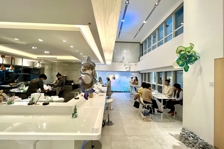 結合燈光、裝置與聲音等融入視覺、聽覺、觸覺的藝術展演。陳志淵攝