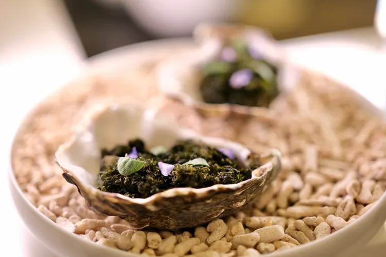 OCEAN 套餐─近海生態，生蠔屬近海生態的重要生物之一，搭配炸酥地瓜葉。陳志淵攝