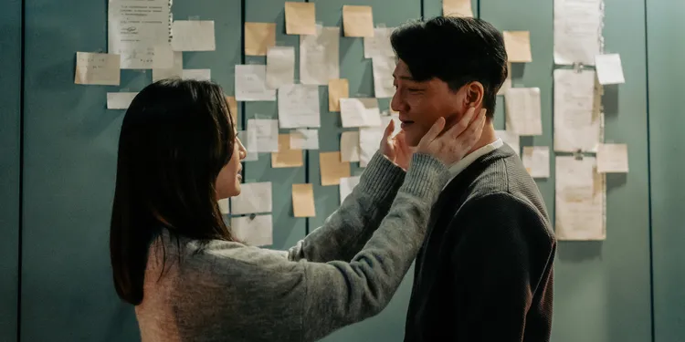 藍葦華（右）和李杏飾演遠距離夫妻，帶領觀眾探索情感變化。公視提供