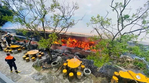 台東著名觀景茶坊「寒舍山莊」大火　損失上億！疑電線走火釀禍