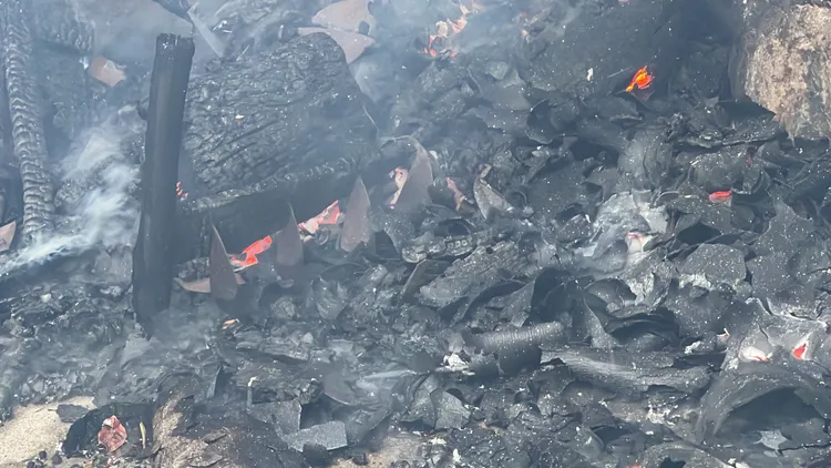 周邊不少木料物品，火勢燃燒迅速。古和純攝