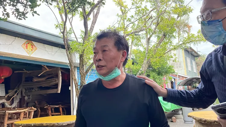 友人安慰負責人曾宏賢。古和純攝