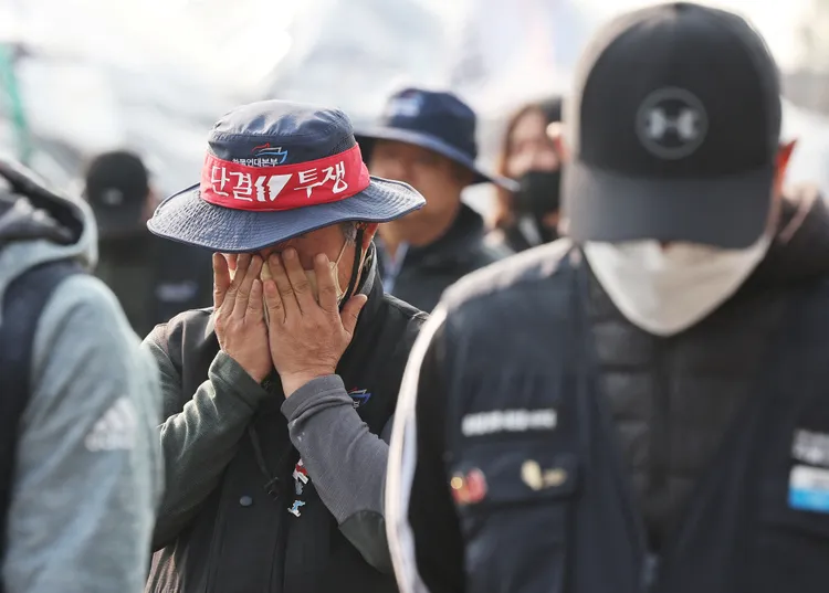 一名卡車司機在投票結束後拭淚。路透社