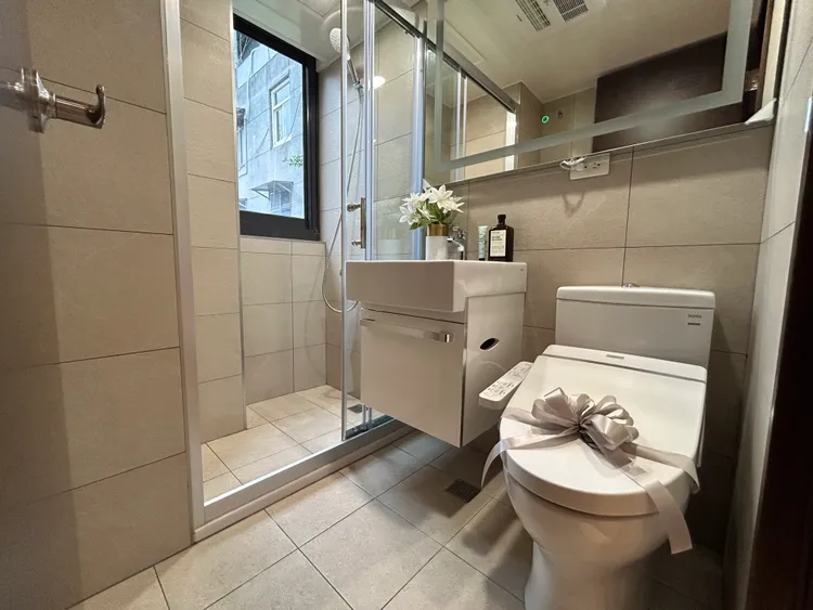 「文山清新」每一戶設置的2間衛浴都有開窗，採光通風良好。陳德興攝