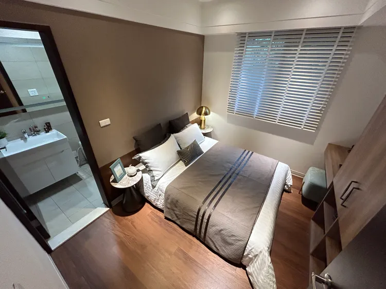 「文山清新」鄰近施工中的環狀線南環段Y2A占，每坪開價80－84萬元，相比文山區現有捷運站點附近的新案價格，後者單價普遍都在8字尾到接近百萬元，此時入手可以說是買在起漲前。陳德興攝