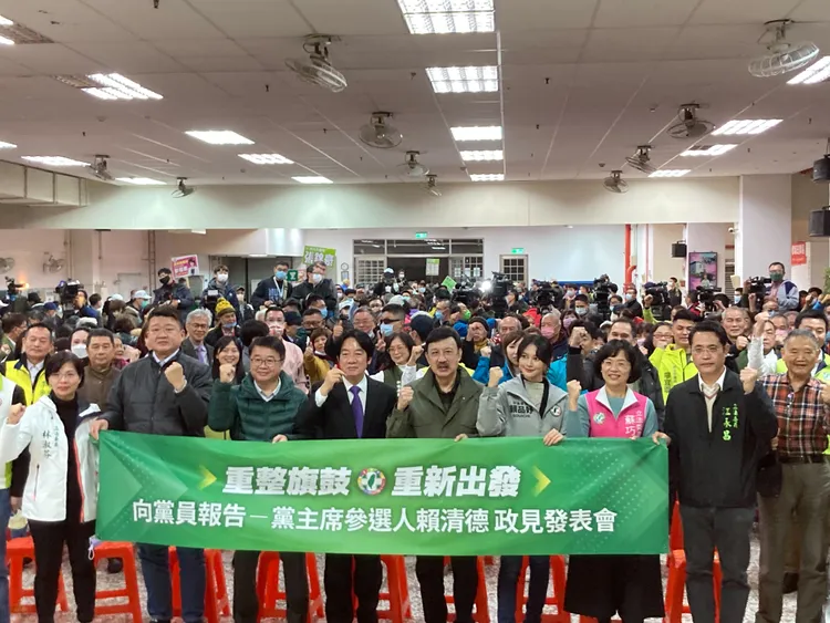 發表會最後進行大合照，爾後賴清德便在民眾簇擁下離場。民眾提供