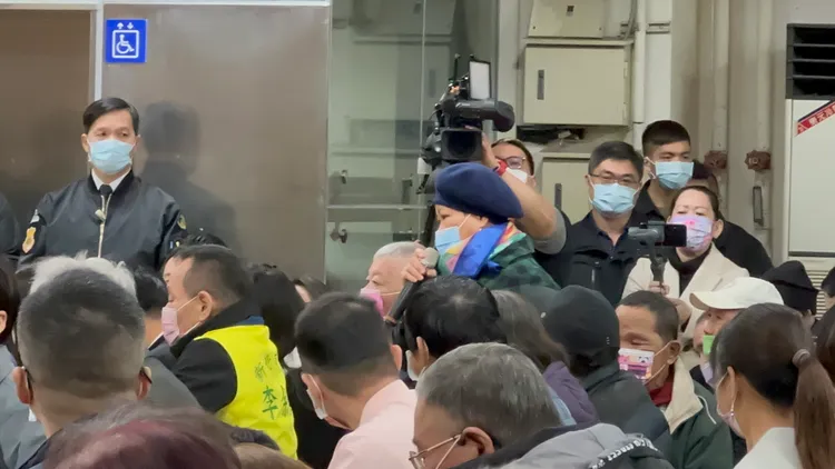 一位黨員義憤填膺的說，這次民進黨大敗「一屍五命」，讓她非常痛心，說到最後一度哽咽。潘袁詩羽攝