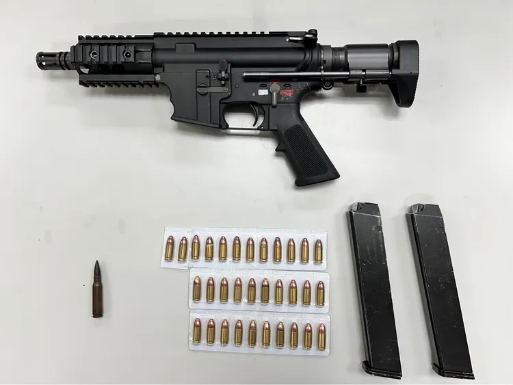 警方查獲的改造衝鋒槍及子彈。翻攝畫面