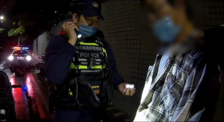 攔查過程男子表情相當心虛。警方提供