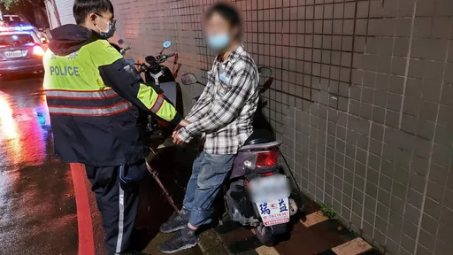 淡水男子騎車搖晃遭攔查 警發現襪子內居然有「這個」