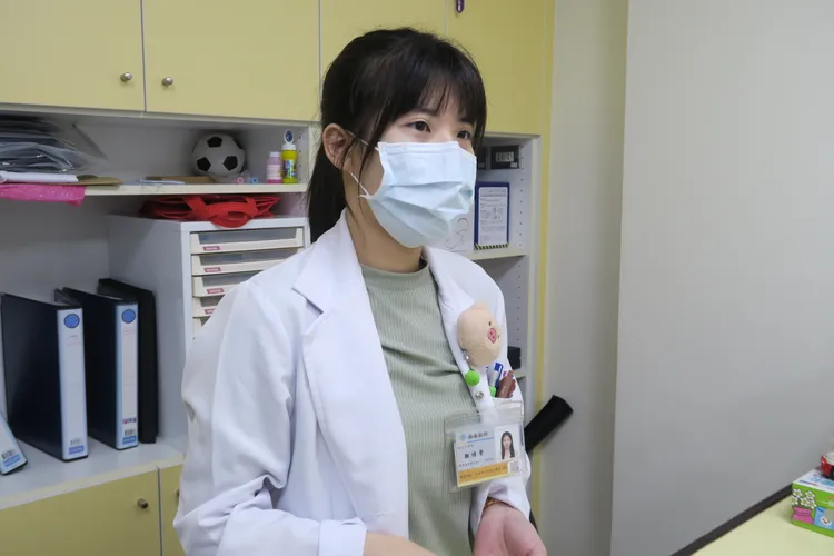 語言治療師顏婧縈。院方提供