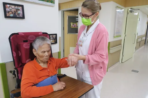 靠人餵食機能越來越退化 失智嬷訓練半年會自己吃飯
