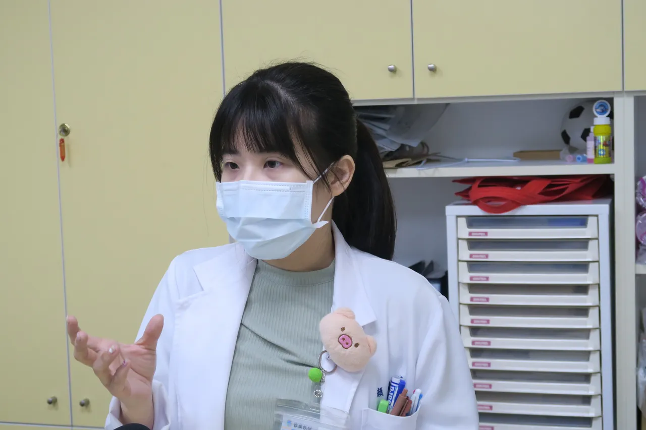 語言治療師顏婧縈說,長輩進食時若有邊吃邊咳等症狀,可能吞嚥功能開始退化。院方提供