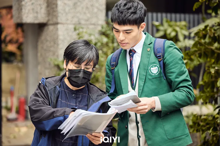 陳昊森（右）對《第9節課》導演王麗文一見鐘情 大讚她很像一個寶。愛奇藝國際站提供