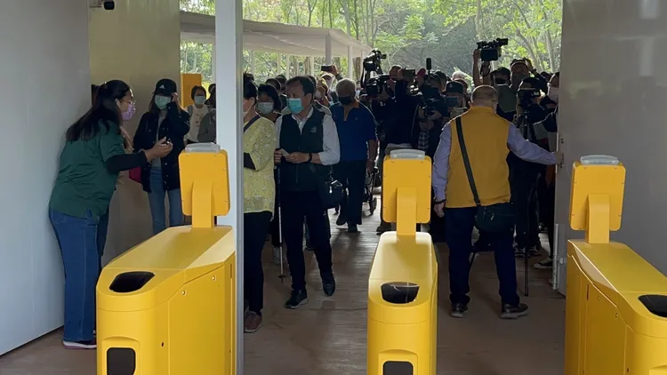 壽山動物園今早九點重新開園，入口處大排長龍。侯昌騰攝