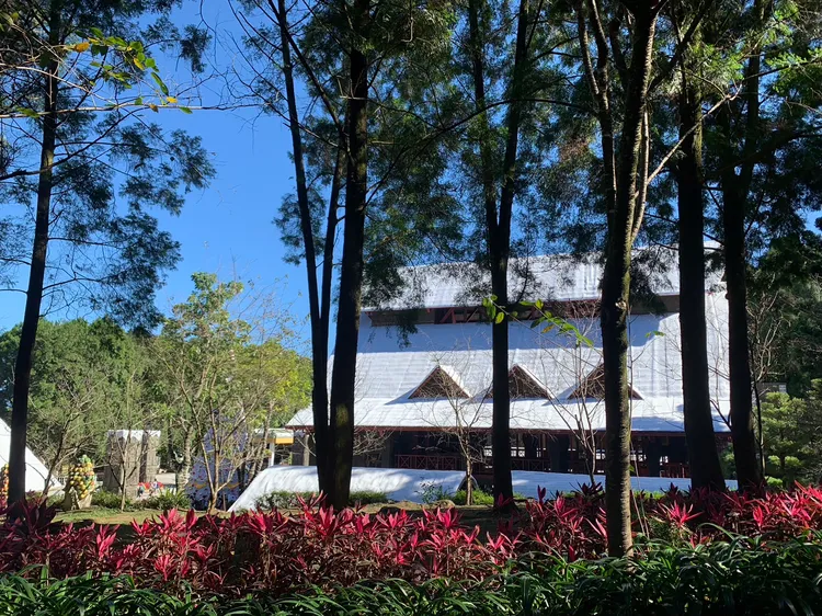 白雪覆蓋屋頂，讓人有置身雪國般的風情。九族文化村提供