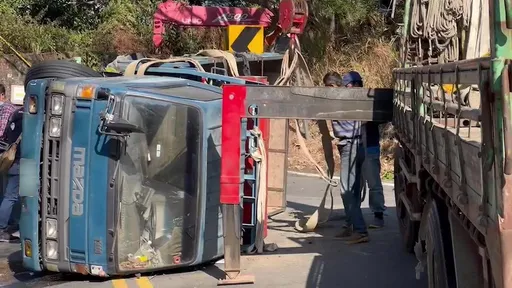 對向傾巢而出的重機　彰化貨車「嚇到急煞」過彎翻覆