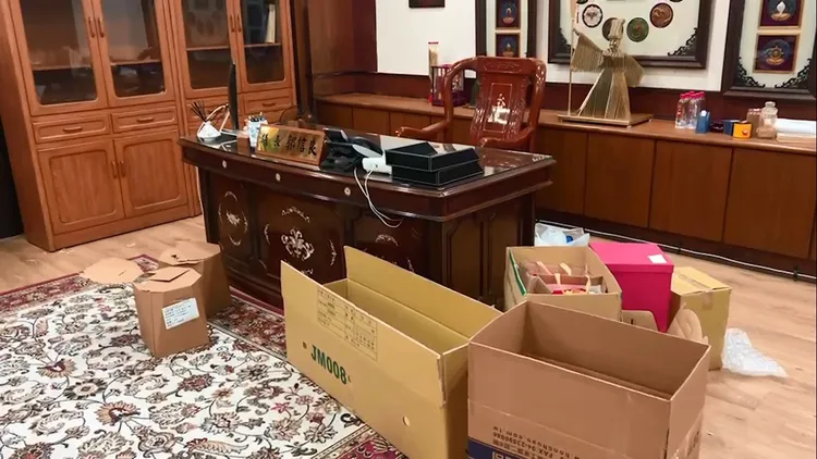 郭信良議長辦公室內物品打包裝箱。劉榮輝攝