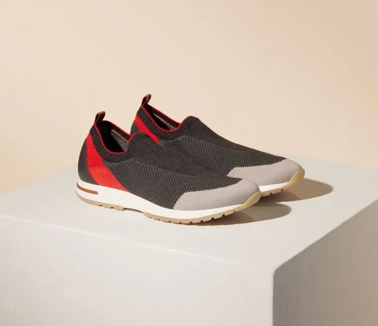 新年限定系列Flexy Walk男款撞色休閒鞋，3萬400元。品牌提供