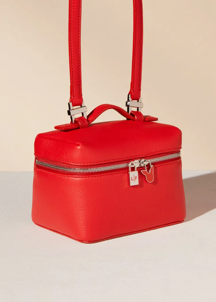 新年限定系列Extra Poket小牛皮革迷你肩背包4萬8900元。品牌提供