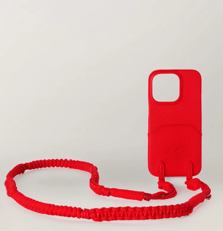 新年限定系列小牛皮革掛帶手機殼，2萬3300元。品牌提供