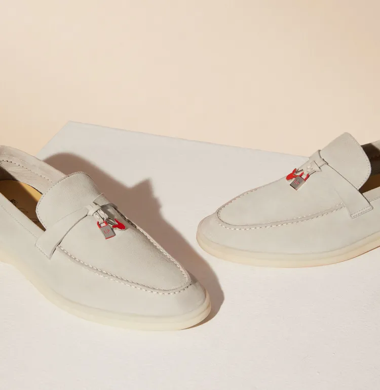 新年限定系列Summer Walk休閒鞋，3萬4700元。品牌提供