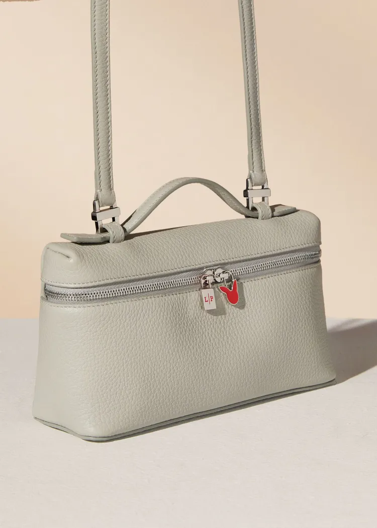 新年限定系列Extra Pocket小牛皮革肩背包，6萬2200元。品牌提供