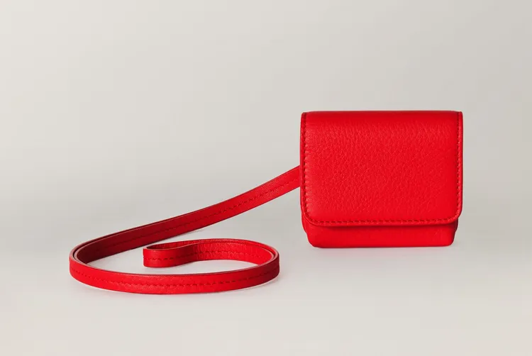 新年限定系列小牛皮革airpods收納盒，1萬8900元。品牌提供