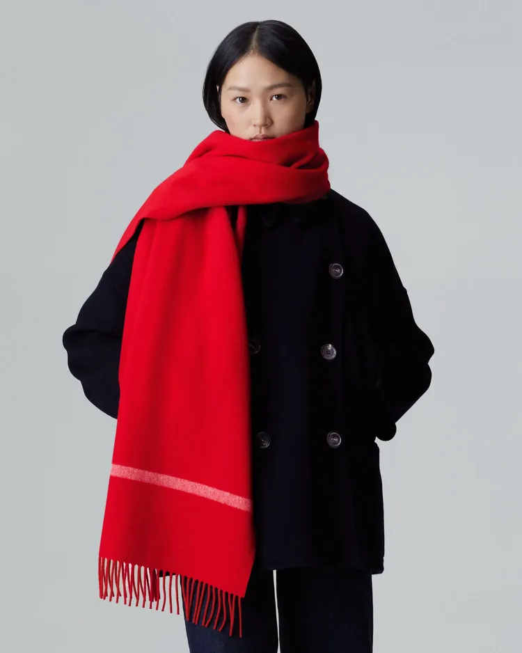 Loro Piana 2023兔年限定系列以精巧的紅色兔子剪影圖案刺繡為裝飾，衣服上的撞色飾邊則是貫穿整個系列的精緻細節。品牌提供