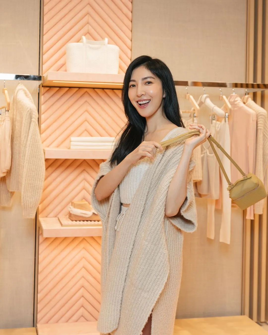 杨谨华在10月出席Loro Piana新店开幕活动,被品牌秋冬Cocooning系列的舒适柔软衣物质感收服。翻摄cheryllovel0ve IG