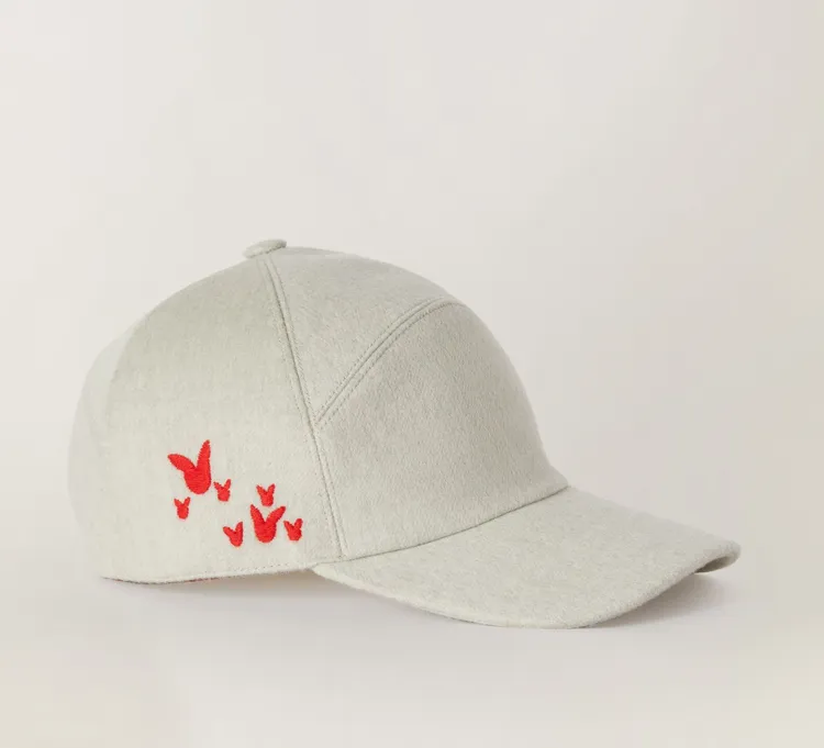 新年限定系列刺繡棒球帽，2萬100元。品牌提供
