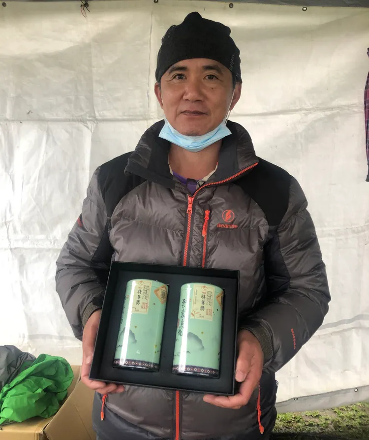 五峰鄉山中茗茶的楊煥章首度拿下特等奬。新竹縣府提供