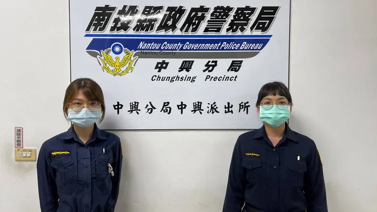 中興分局中興派出所女警林萱芸、梁莉捐，熱心幫忙老翁送醫，還協助把腳踏車代駕回家。警方提供