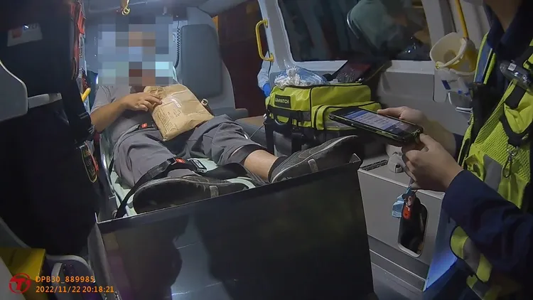 老翁因為騎腳踏車自摔，導致頭破血流，衣服也遭到鮮血沾染。警方提供