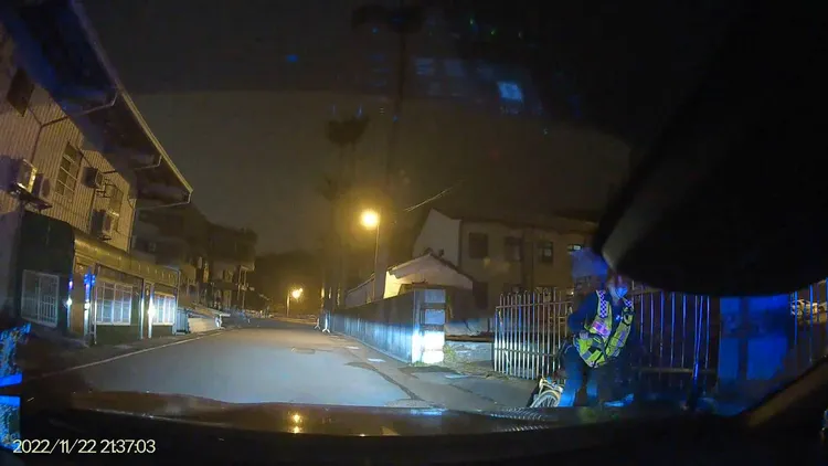 女警也協助騎乘腳踏車，幫忙騎回李男的家中。警方提供