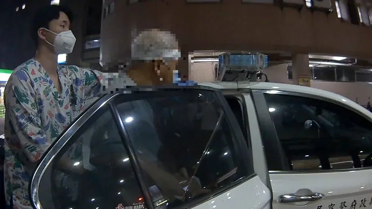 警方也協助載男子回到家中。警方提供