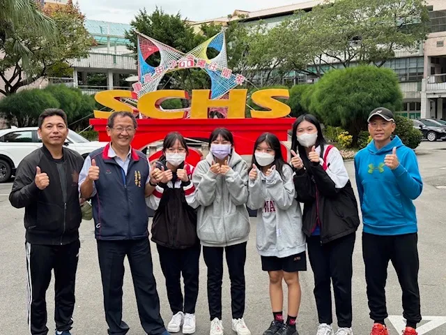 三重高中校長莫恒中(左2)偕同師生，於紀念60周年校慶所設計之裝置藝術前合影。新北教育局提供