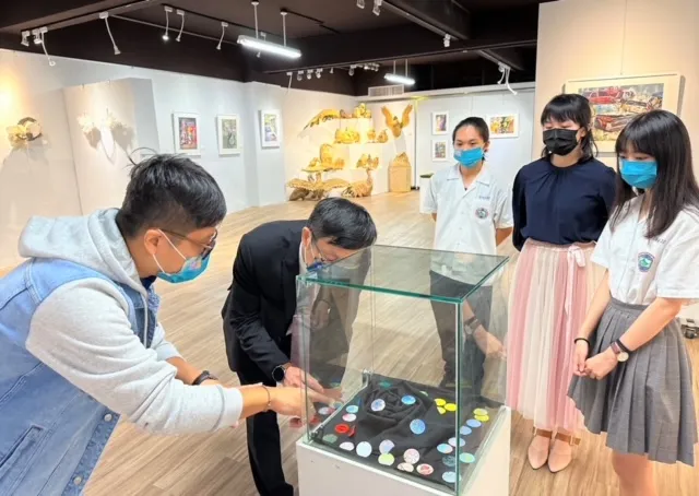 藝廊中展出國高中部暨進修部學生創作，美術班師生駐點為到場嘉賓進行導聆。新北教育局提供