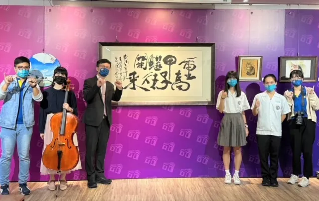 教育局長張明文(左三)參加美展揭幕，與學生合影。新北教育局提供