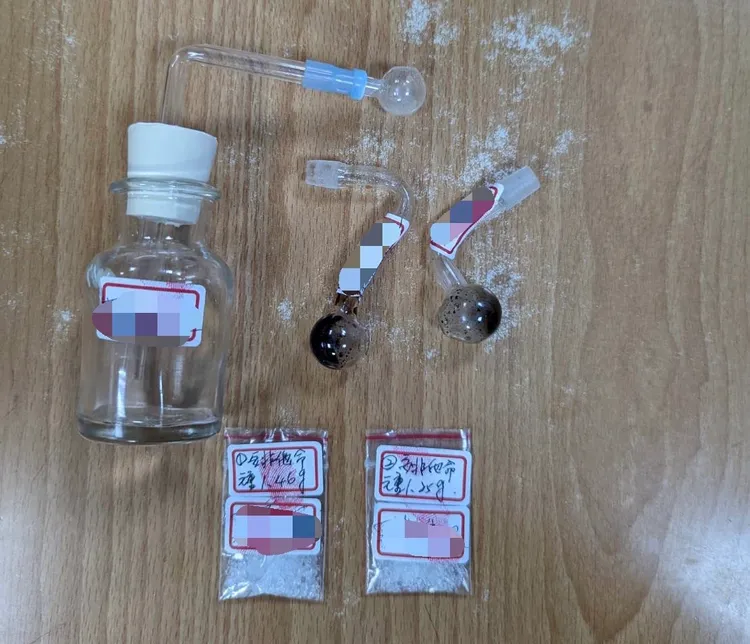 羅姓男子持有的安非他命及吸食器。讀者提供