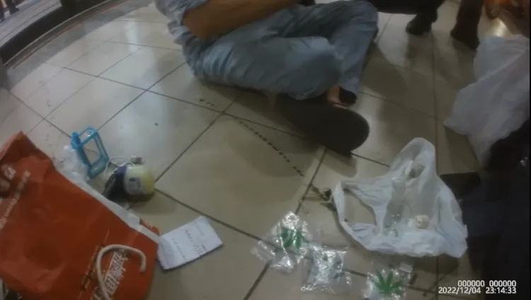 警方在羅姓男子的背包內搜出安非他命及吸食器。讀者提供