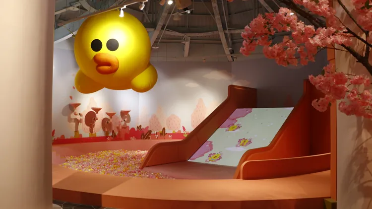 超大互動式溜滑梯，讓民眾滑過去有驚喜。麗寶提供