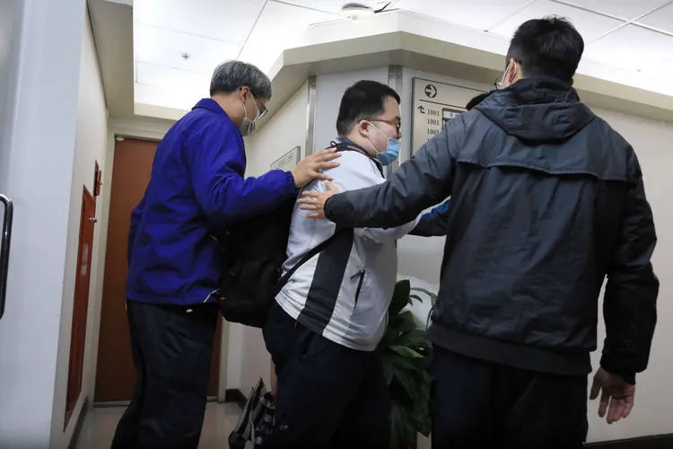 有助理想要進入高虹安的辦公室被辦案人員擋下。莊宗達攝