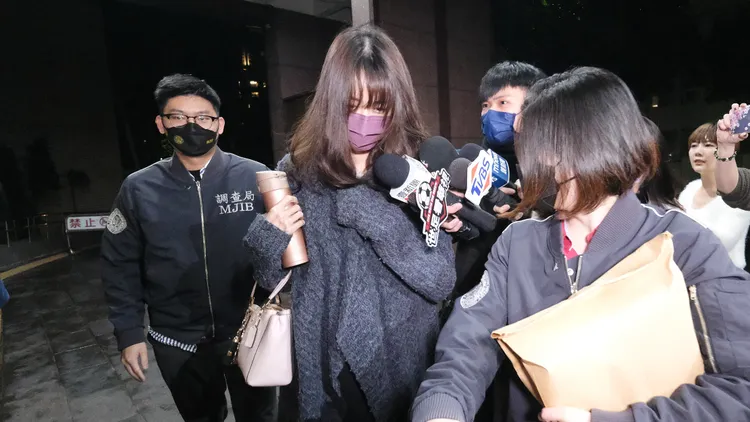 高虹安助理王郁文晚間移送北檢複。陳志淵攝