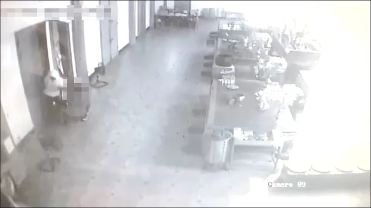 弟弟進入廟內後，開門讓身材壯碩的哥哥進入。警方提供