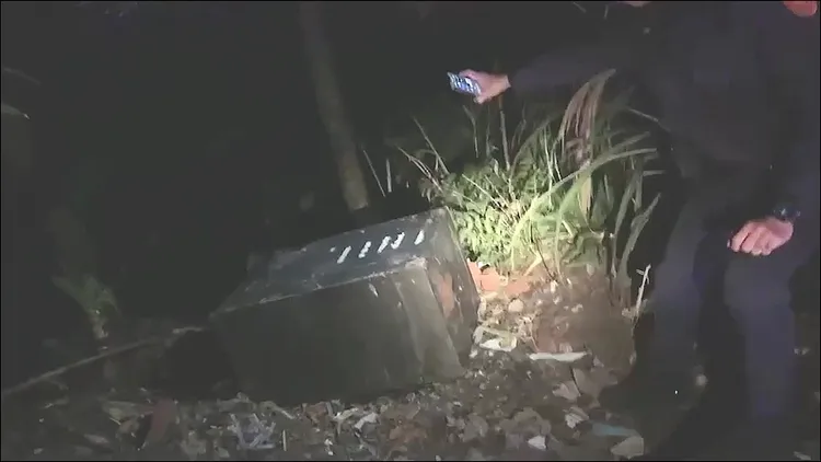 警方尋獲遭丟棄的保險箱，裡面的香油錢遭已被搜刮。警方提供