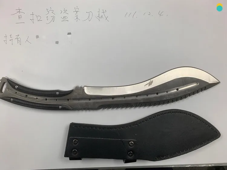 警方查扣犯案用的藍波刀一把。警方提供