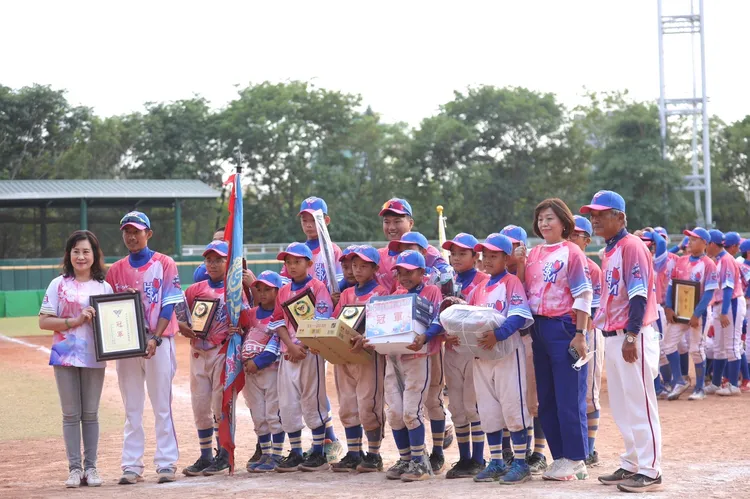 第十屆徐生明盃少棒賽冠軍隊伍壽天國小，由師母謝榮瑤親自頒獎。徐生明棒球發展協會提供