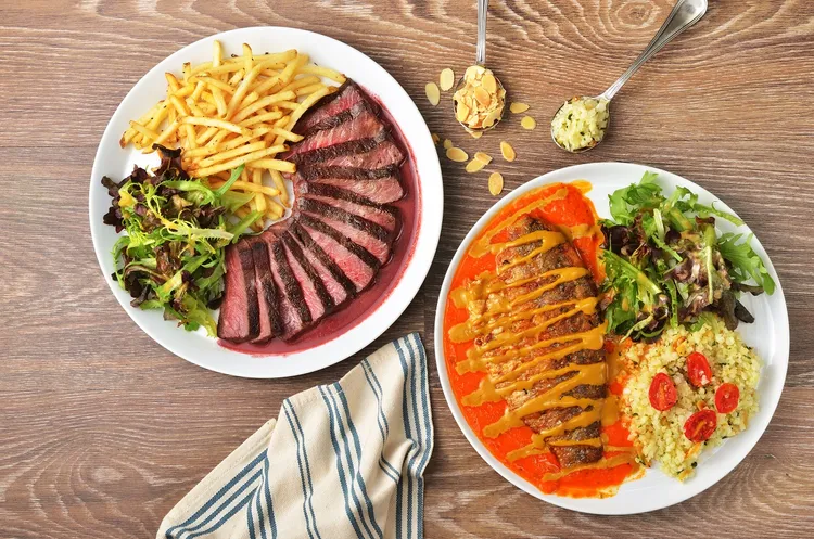 gonna人氣招牌菜「舒肥烤安格斯自然牛8oz」，嚴選美國安格斯牛，經過24小時低溫舒肥烹調，再高溫烤到外表酥脆。gonna共樂遊提供