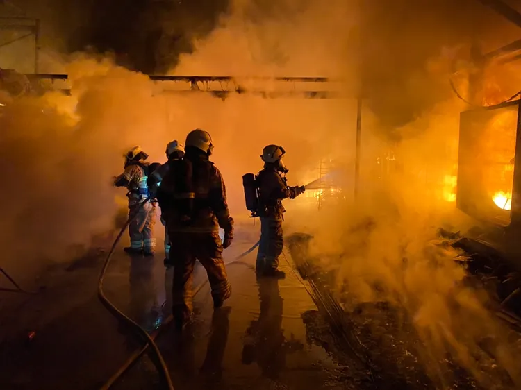 警消深入火場灌救。讀者提供